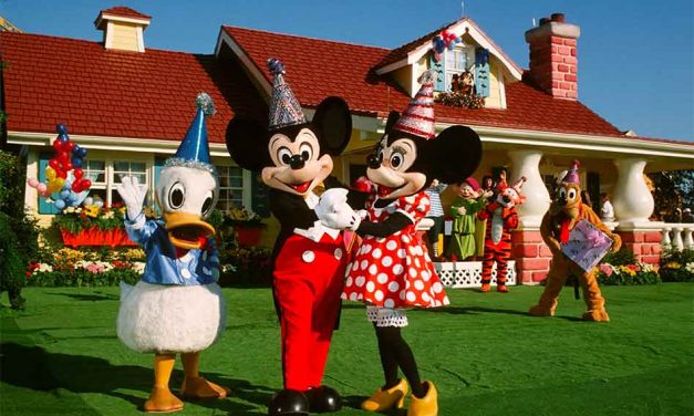Get ready to say hi and get a hug, Disney Character greetings are returning this Spring