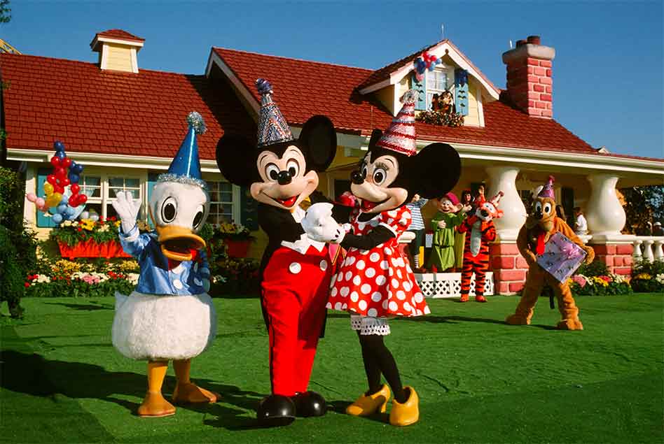 Get ready to say hi and get a hug, Disney Character greetings are returning this Spring