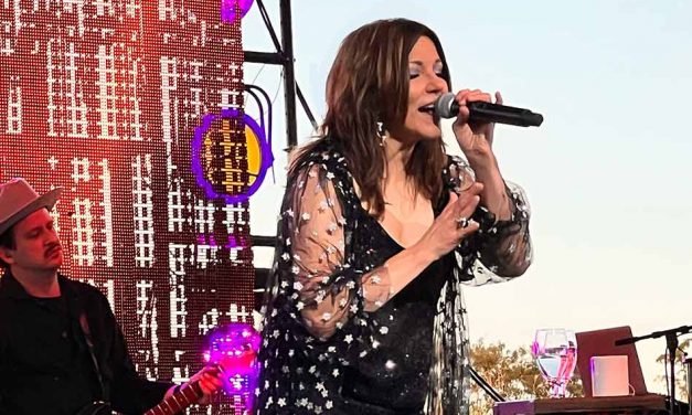 Country Star Martina McBride Shines in Unforgettable Emotional Performance at SeaWorld