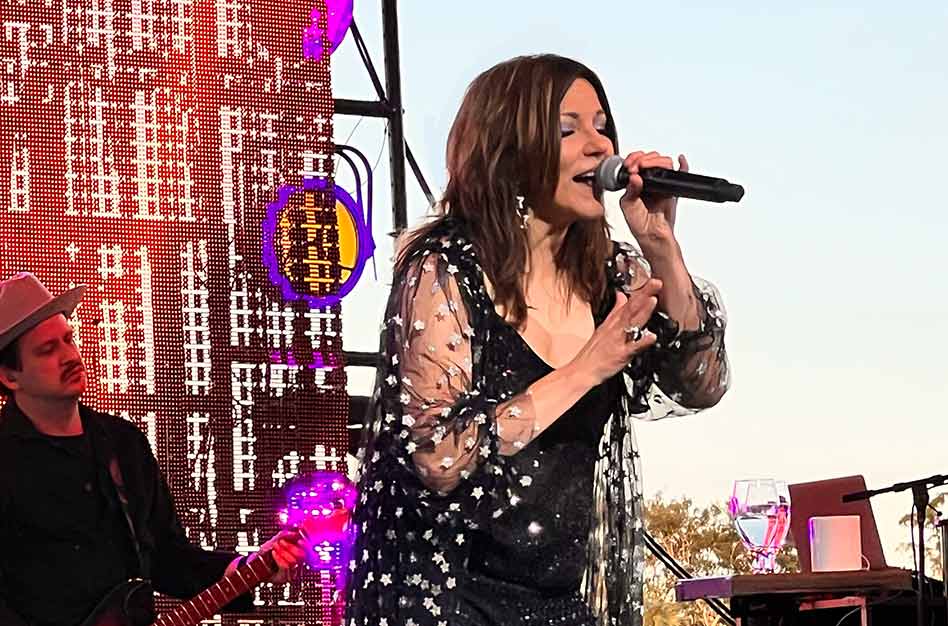 Country Star Martina McBride Shines in Unforgettable Emotional Performance at SeaWorld